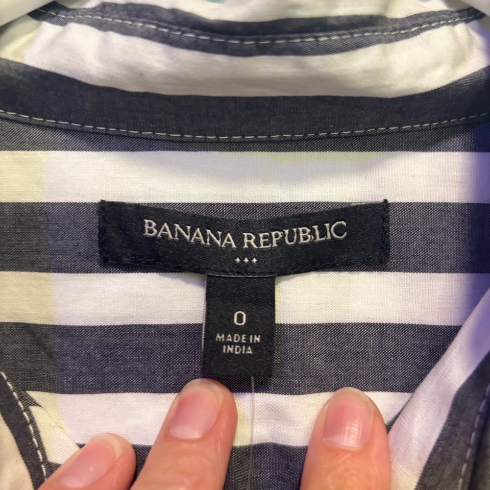 Banana Republic Women’s Gray and White Embroidered Button Down Shirt Size 0 - Picture 4 of 10